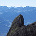 Girenspitz (Toblerone) aus ungewohnter Perspektive vor dem "Ländle" und den hohen Gipfeln des Rätikons und der Silvretta