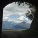 Tunnel mit Aussicht: Der obere Tunnel bei der Alp di Cadinello hat etwas schamanisches, von Laura kommend fährt man durch und steht in einer anderen Welt. Dieses Foto zeigt allerdings die Nordseite des Portals
