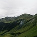 Blick auf den Aufstiegsweg aus dem Tal und oben die Gipfel, die auf der Gratrunde bis zum Neuhornbachjoch noch vor uns lagen