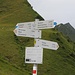 Wegweiser am Derrenjoch (Derrajoch). Der Gratweg über die Hochstarzel wird als leichter Klettersteig ausgewiesen