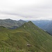 Blick Richtung Kleinwalsertal - Die Unspitze wird von manchen auch noch in die Grattour integriert. Der Grat dahinter führt vom Walmendinger Horn zum Grünhorn