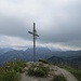 Gipfelkreuz Grünhorn. Der Widderstein dahinter versteckt sich (noch) in Wolken