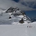 Blick zur Jungfrau mit viel Schnee, ohne Aufstiegsspur, dafür mit vielen Leuten zwischen Mönchsjochhütte und Jungfraujoch