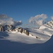 Blick von der Mönchsjochhütte zum Highlight vom morgrigen Tag: Gross Fiescherhorn (rechts) mit dem langen weissen Grat und der vorhandenen Spur (mit etwas Fantasie zu erkennen)