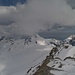 Blick vom Gross Fiescherhorn zurück zu Eiger (rechts), Mönch (Mitte) und Jungfrau (in den Wolken)