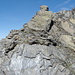 Vom Vorgipfel erreicht man über einen kurzen, ausgesetzten Verbindungsgrat (am unteren Bildrand abgeschnitten) in leichter Kletterei den Nordgipfel mit dem Gipfelsteinmann