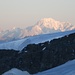 Der Mont Blanc (4810m) wird bereits von der Sonne erleuchtet.