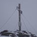 Das Gipfelkreuz am Schareck trägt die beiden Landeswappen von Salzburg und Kärnten sowie die Aufschrift: Wir sind deine Jugend - Da aber bist der Herr aller Berge.