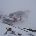 Vom Schareckgipfel erreicht man in wenigen Minuten die Bergstation des Skiliftes.