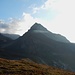 Der Piz d' Artgas im fahlen Morgenlicht von der Bifertenhütte. Wir stiegen durch die Felsbänder in der Bildmitte auf die darüber liegende Hochebene bei Pt.2537, anschliessend hoch zu Pt.2648. Von da auf dem SW-Grat, auf dem Bild von links hochziehend, zum Gipfel.