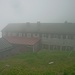 Im dichten Nebel wird die Weilheimer Hütte erreicht.