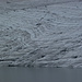Gletscher-Schichten am Ufer des Sees