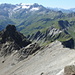 Westgrat des Sazmartinshorns, von dem man an geeigneter Stelle nach Süden absteigt. Am Ende des Grats das Egghorn (2726 m)
