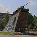 Владикавказ (Vladikavkaz):<br /><br />Denkmal an die Verteidigung der Stadt im Jahr 1942 gegen anrückenden Truppen Nazideutschlands. Die Stadt konnte verteidigt werden und Vladikazkaz war der südöstliche Umkehrpunkt der Nazitruppen.