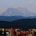 Aussicht vom Hotel in Владикавказ (Vladikavkaz) im Zoom auf den 2980,4m hohen Гора Тбаухох (Gora Tbaukhokh).