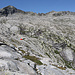 il paesaggio sopra ai laghi di Formazzöö con in evidenza il punto di attraversamento verso il Corte di Cima (sullo sfondo l'Hireli e il pizzo Cazzola)