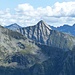 In primo piano il Poncione Rosso, 2505 metri. Alla sua sinistra in lontananza il Pizzo di Campedell. A destra sullo sfondo il Pizzo di Claro.