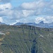In secondo piano da sinistra verso destra: Cima dei Cogn, 3063 metri; Filo di Bugèla, 2838 metri; Pizzo Pianaccio, 2832 metri e Pizzo del Ramulazz, 2915 metri.