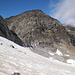 Il nevaio-ghiacciaio sul versante E della Cima di Fornee ed il Pizzo di Cassimoi. Semicoperto ma visibile, a destra, anche il Cassinello.