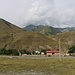 Der Weiler Чми (Čmi; 920m) liegt kurz vor der Grenze zu Georgien am Fusse des Hügels Гора Кандылхох (Gora Kandylkhokh; 1744,5m). In den Wolken liegt der 2770,8m hohe Berg Гора Хиах (Gora Khiakh).