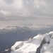 Blick vom Finsteraarhorn Richtung Wallis mit Monte Leone. Schön ist zu sehen, wie der Föhn drückt...