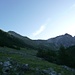 Blick von der Alp Laschadura zur Fuorcla Stragliavita. Links Piz Nuna, rechts Ils Cuogns.