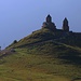 Das Kloster გერგეტის სამება (Gergetis Samega). Fast alle Bergsteiger lassen sich zum 2170m hoch gelegenen Kloster hochfahren um hier mit dem Aufstieg zum Казбек / მყინვარწვერი (Kazbek / Mqinvarcveri) zu beginnen.