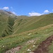 Nach den ersten 150m Aufstieg vom Sättelchen beim Kloster  wendet sich der Bergweg auf etwa 2300m vom Kamm ins Tälchen des Baches ბაში (Baši).