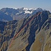 Sazmartinshorn (2827 m), vom Zanaihorn aus gesehen, mit der von mir gewählten Route durch die SO-Flanke in die Scharte zwischen Südgipfel und Gipfelgrat zum Nordgipfel
(Foto: Hans-Peter Willi)