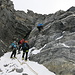 Unterste, plattige Kletterstelle gleich oberhalb vom Spannortjoch (Fixseile). Im Abstieg seilt man direkt die leicht überhängende Rinne ab.