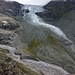 Der Gletscherbach nagt sich durch die Moräne