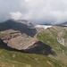 Aussicht beim kleinen Schrein საბერწე (Saberce) auf den Gletscher გერგეტი (Gergeti). Weiter oben wäre der Казбек / მყინვარწვერი (Kazbek / Mqinvarcveri) zu sehen doch der versteckte sich inzwischen in dichten Wolken.