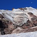 Der Mond leuchtet über dem eindrücklichen Gletscherberg ორწვერი (Orcveri; 4258,3m).