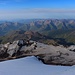 Aussicht nach Süden vom Gipfel des 5032,8m hohen Казбек / მყინვარწვერი (Kazbek / Mqinvarcveri).<br /><br />Im Vordergrund ist der vergletscherte ორწვერი (Orcveri; 4258,3m), dahinter erkennt man schön dern flachen Vulkankegel შერხოტა (Šerxota; 3625m). Ein weiterer, höhere Vulkankegel mit dem gleichen Namen Šerxota (3694,8m) liegt etwas weiter entfernt etwas rechts der Bildmitte. Gleich links von diesem Gipfel befindet sich ein weiterer Vulkan, der ხორისარი (Xorisari; 3736,0m). Am rechten Bildrand ist der Лазг-Цити / ლაღზწითი (Lazg-Citi / Laḡzcit’i; 3877,4m).