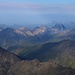 Aussicht nach Südwesten vom Gipfel des 5032,8m hohen Казбек / მყინვარწვერი (Kazbek / Mqinvarcveri) zum Grenzkamm zwischen Georgien und Südossetien in der Bildmitte. Die auffälligsten Gipfel dort sind Зилгахох / ზილგახოხი (Zilgakhokh / Zilgxoxi; 3856,7m) und Каласан (Kalasan; 3832,0m). Rechts von diesen ist der Hügel Вацикпарс (Vacikpars; 3573,0m) der das östliche Dreiländereck von Georgien, Russland und Südossetien ist.<br /><br />Hinter dem Zilgakhokh / Zilgxoxi steht der Бурсамдзели (Bursamdzeli; 3661,8m), einer der höchsten Berge der vollständig in Südossetien steht.<br /><br />Rechts am Horizont ist der Grenzkamm von Südossetien zu Russland mit dem Гора Зекара (Gora Zekara; 3828,2m) und dem höchsten Gipfel Südossetiens, dem Халаца / Халасхох (Khalaca / Xalaxox; 3938,1m). Leider konnten wir wegen der politischen Situation keine Genehmigung zur Einreise nach Südossetien und dessen Landeshöhepunkt zu besteigen.