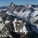 Abstieg am SW-Grat: Galmihorn, Studerhorn, Finsteraarhorn und ein Wolkendeckel über den Südalpen