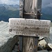 "Questa croce è dedicata al ricordo di amici scomparsi su questa montagna. Gente che andate in montagna, rispettatela !"