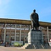 Москва (Moskva):<br /><br />Ленин (Lenin) steht vor dem ehrwürdigen Olympiastadion Лужники (Lužniki) das zur Zeit gerade renoviert wird.