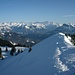 Abstieg vom Dossen mit herrlichem Blick auf die Urner Alpen mit Gross Schärhorn (3294,5m), Gross Windgällen (3187,3m) und Bristen (3072,7m).