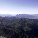 Aussicht vom Panüeler Kopf III. Gebirgskette im Hintergrund fängt links mit Gonzen an, danach Gauschla, Alvier und Chli Alvier, weiter rechts sind die Berge dann verschwommen