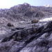 Blick nach oben in die Abstiegsroute. In der Mitte des Bildes hinter den 2 Steinen ist der Abschitt, wo man wie auf Schnee bzw Schuhski laufen kann.