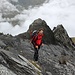 <b>La prima parte di salita si svolge su ripidi pascoli in zona denominata Puoza dil Scopi (voragine dello Scopi).<br />Dai 2400 m di quota la pendenza aumenta in modo sensibile: è una delle tratte più faticose dell’escursione. Il sentiero si impenna su sfasciumi instabili di scisti grigi. Raggiungiamo il filo della cresta W dello Scopi in prossimità di due spuntoni di roccia nera, attraverso i quali lo sguardo si spinge fino al punto di partenza della gita. </b>