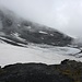 <b>Le folate di nebbia non ci impediscono di osservare il sottostante Glatscher da Casatscha, un piccolo ghiacciaio esposto a NE, che si estende da 2980 m fino a 2775 m di quota.</b>