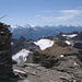 Blick vom Gipfel auf den Aufstiegsweg und die Walliser Alpen