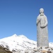 <b>Il Passo del Lucomagno è impreziosito dalla bellissima statua monumentale del 1956 dello scultore Giovanni Genucchi, vissuto a Marolta, nella Valle di Blenio (Bruxelles, 10 aprile 1904 – Acquarossa, 3 ottobre 1979). Oltre che scultore è stato pittore e intagliatore.</b>