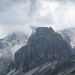 Ilmspitze und dahinter teilweise in Wolken die Kirchdachspitze (herangezoomt)