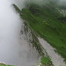 Vom Gipfel 2026 der weitere Gratverlauf. Im Muotatal hält sich hartnäckig Nebel.