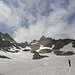 Tag 2: Ziel ist der Passo Grandinagia. Hier im Bild in etwa mittig der erdige Aufstieg neben dem Schneefeld.