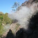 Die dampfenden Vulkanschlote am Kraterrand