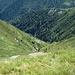 Vallone di Locc. L'Alpe Locc di Sopra (1674 m) è visibile al centro della foto. In alto a destra la dorsale di Oro delle Giavine (1709 m). Sullo sfondo è visibile anche l'alpe Cortevecchio (da non confondersi con l'alpe dallo stesso nome toccato in quest'occasione), situato nei pressi dell'alpe Quagiui.